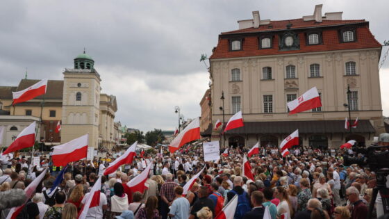 Warszawa: kilkaset osób demonstrowało przeciwko zmianom w organizacji lekcji religii!