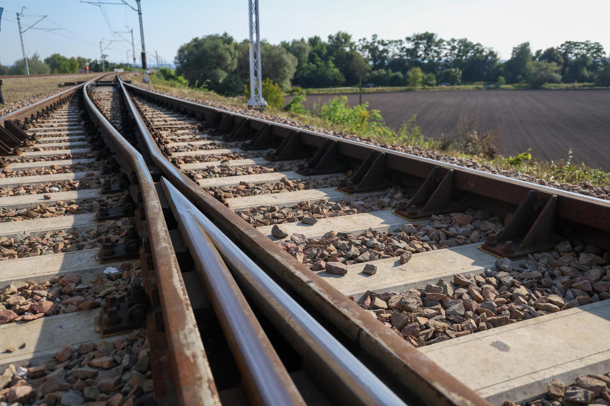 dwa pociągi na jednym torze w Trzebini