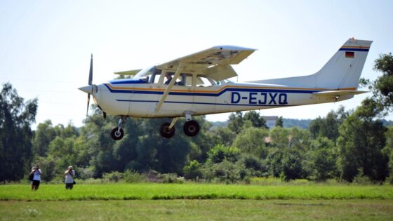 Wypadek samolotu na Jeziorze Lednickim; pilot i pasażerka nie odnieśli obrażeń