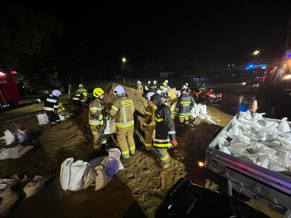 1300 interwencji strażaków, stan alarmowy przekroczony w Głuchołazach