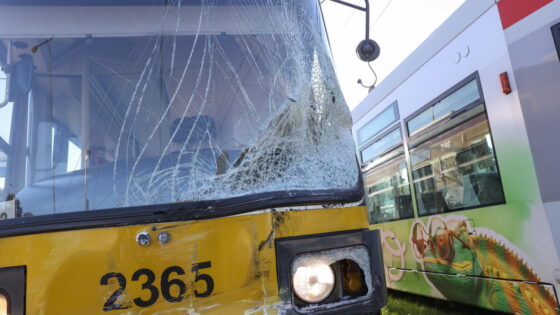 Łódź: dwie osoby ranne w zderzeniu tramwaju z autem dostawczym