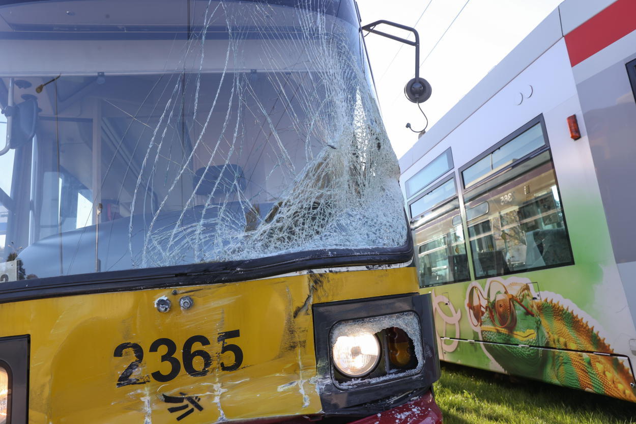 Łódź: dwie osoby ranne w zderzeniu tramwaju z autem dostawczym