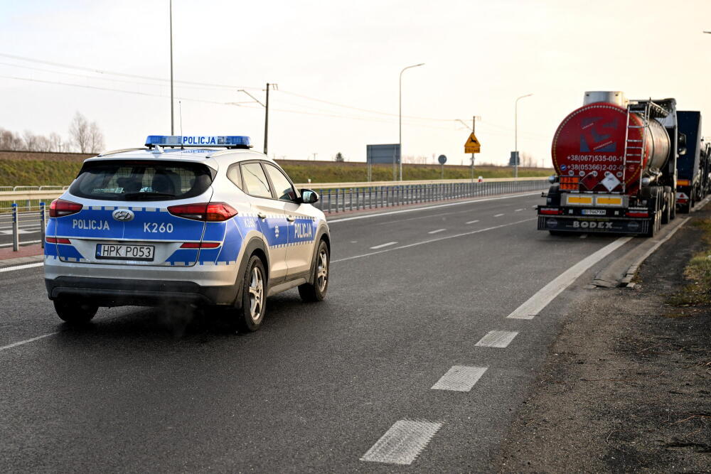 rolnicy rozpoczęli blokadę dk 28 przed granicą w Medyce