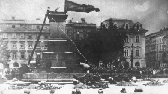 zniszczenie pomnika Adama Mickiewicza