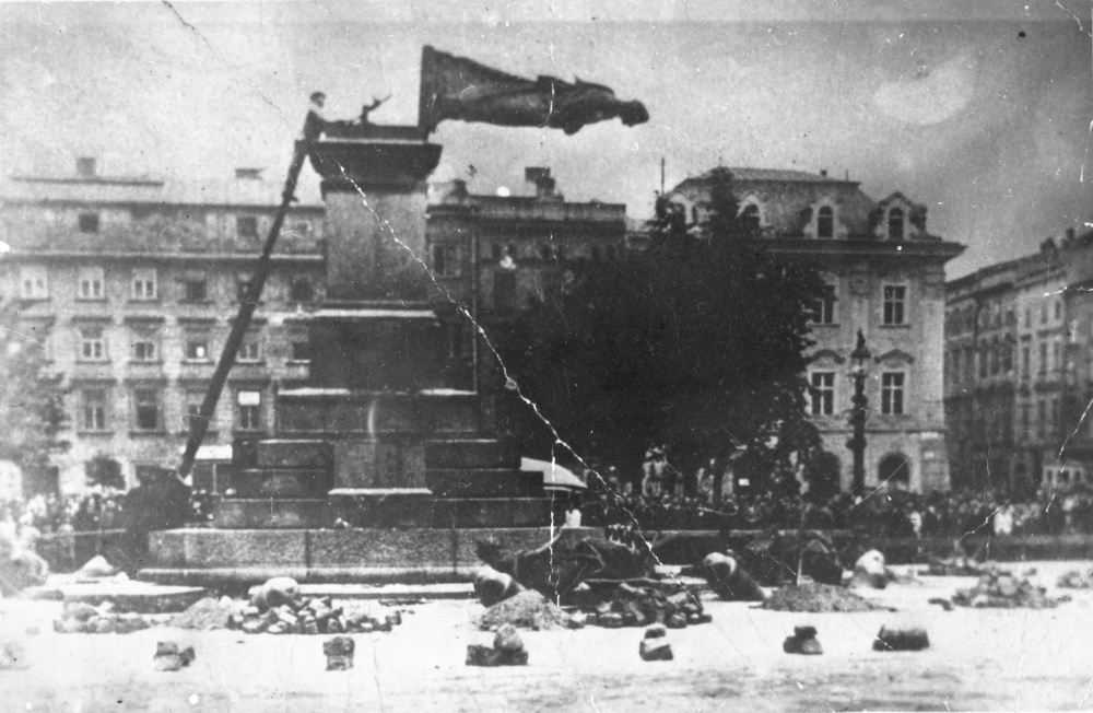 zniszczenie pomnika Adama Mickiewicza